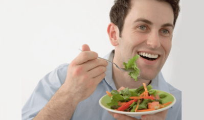 мужчина ест салат