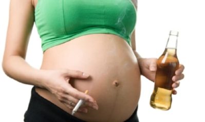 беременная женщина курит и пьет