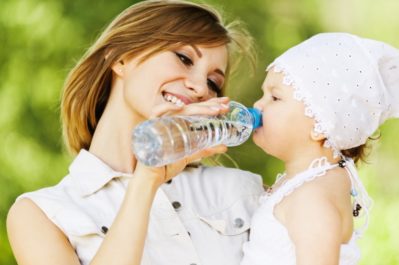 ребенок пьет воду