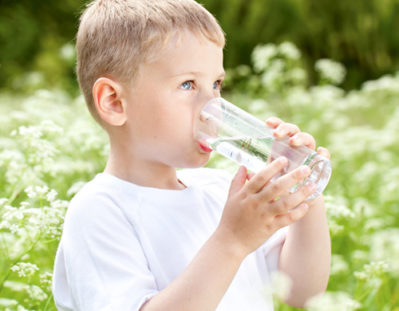 ребёнок пьёт воду